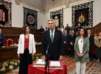 Ayuso preside en Alcalá la investidura del rector de la Universidad, José Vicente Saz
