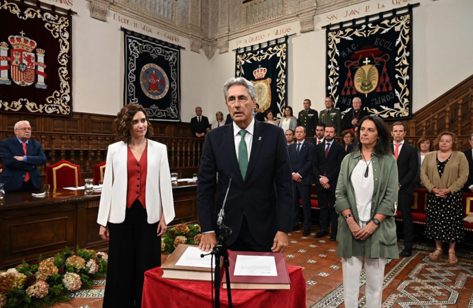 Ayuso preside en Alcalá la investidura del rector de la Universidad, José Vicente Saz