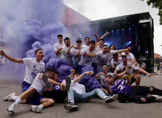 El Balonmano Guadalajara celebró el regreso a la liga ASOBAL