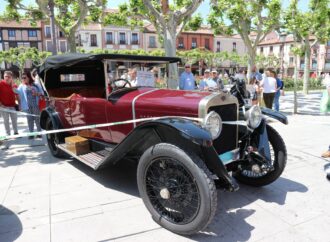 Los coches de época volvieron a atraer al público de Alcalá de Henares