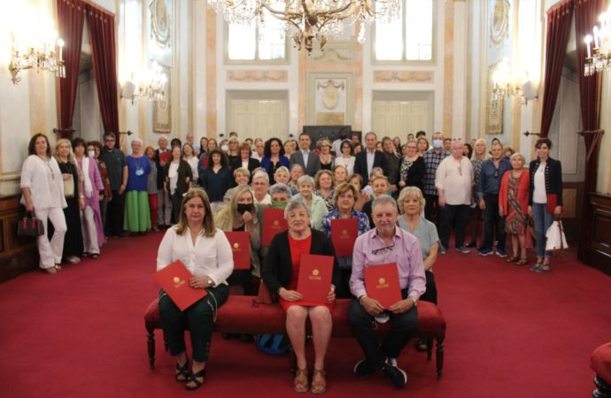 La Escuela Municipal de Adultos de Alcalá finaliza el curso con un emotivo acto de entrega de diplomas