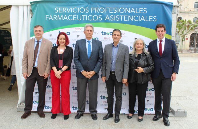La “Carpa de Salud para la Población” de la Sociedad Española de Farmacia Clínica, Familiar y Comunitaria, en Alcalá de Henares
