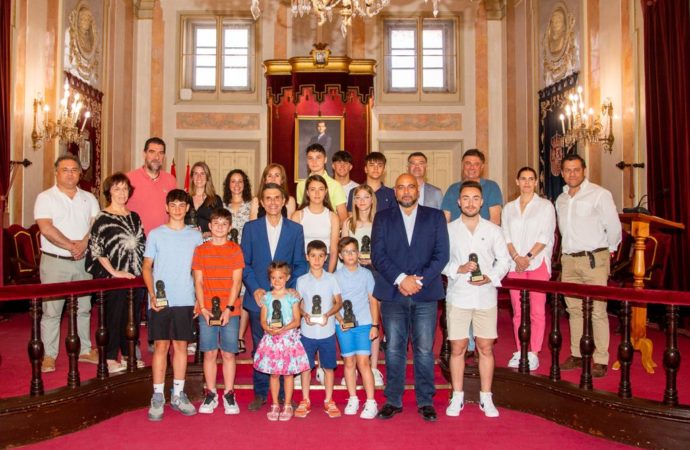 Recibidos en el Ayuntamiento de Alcalá deportistas que han logrado diversos éxitos en las modalidades de Ciclismo, Atletismo y Voleibol 