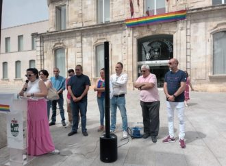 La fachada del Ayuntamiento de San Fernando de Henares ya luce la bandera LGTBI