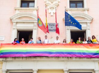 PSOE, Más Madrid e IU critican la ausencia de la bandera LGTBI en el balcón del Ayuntamiento de Alcalá