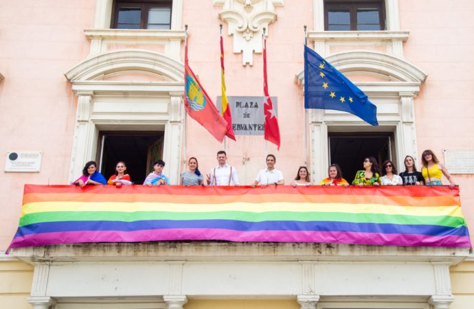 PSOE, Más Madrid e IU critican la ausencia de la bandera LGTBI en el balcón del Ayuntamiento de Alcalá