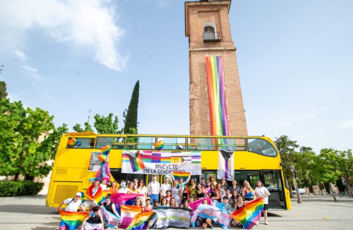 Los colores del arcoiris LGTBI ya lucen en el balcón del Ayuntamiento y la torre de Santa María en Alcalá