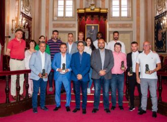 Alex Fernández, Moya, Balboa, Acosta, Pedraza, Jaime… y muchos más futbolistas o ex futbolistas, recibidos oficialmente en Alcalá