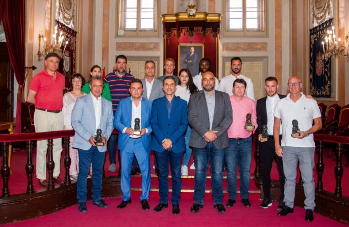 Alex Fernández, Moya, Balboa, Acosta, Pedraza, Jaime… y muchos más futbolistas o ex futbolistas, recibidos oficialmente en Alcalá