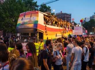 Alcalá, presente en el desfile del Orgullo en Madrid con un autobús promocional