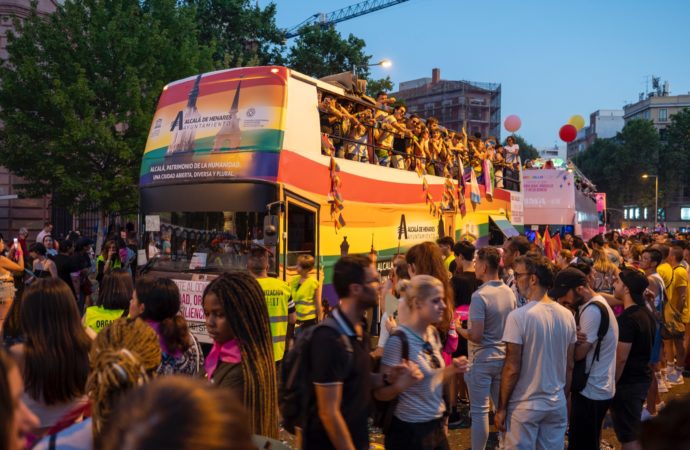 Alcalá, presente en el desfile del Orgullo en Madrid con un autobús promocional