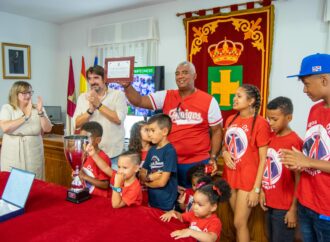 El Club «Los Amigos» de Marchamalo, recibido en el Ayuntamiento por su reciente triunfo en la liga de Sóftbol