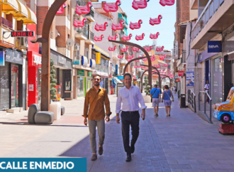 Las calles de la Zona Centro de Torrejón se decoran con motivos veraniegos para dinamizar el comercio local