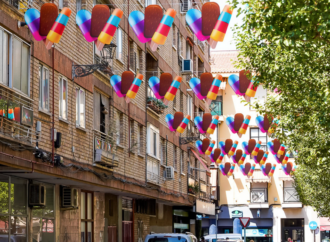 Las calles de la Zona Centro de Torrejón de Ardoz se decoran con motivos veraniegos