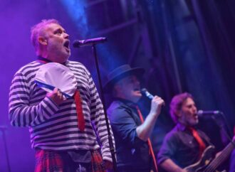 Ferias Alcalá 2022 / Día 6: los “Toreros con Chanclas” llenaron la Plaza de Cervantes con su divertida actuación musical 