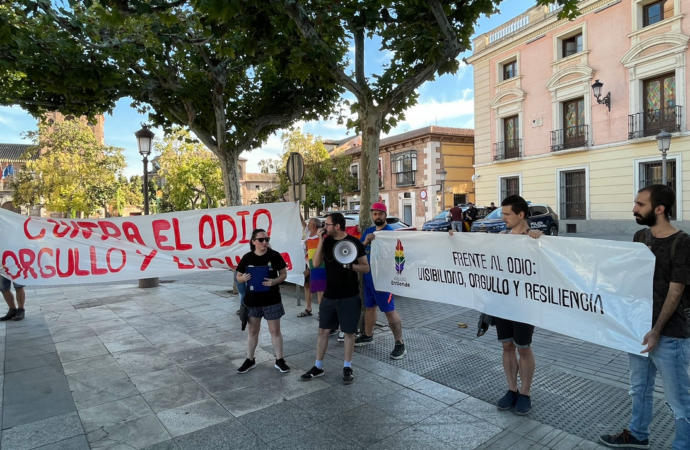 Concentración en Alcalá contra la LGTBIfobia por una agresión homófoba en Ferias