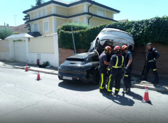 Una misma conductora empotra dos Porsches contra un muro en Alcalá de Henares
