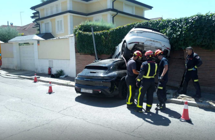 Una misma conductora empotra dos Porsches contra un muro en Alcalá de Henares