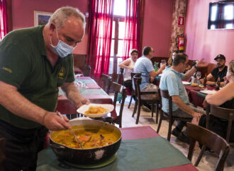 El restaurante Astures de Alcalá cambia los tuneros por gaitas en el Día de Asturias