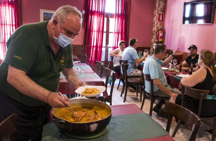 El restaurante Astures de Alcalá cambia los tuneros por gaitas en el Día de Asturias