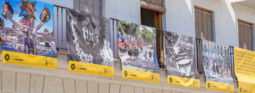 Exposición en la Plaza Mayor de Torrejón con las fotografías de PHotoEspaña 2022 #PhiestaPHE