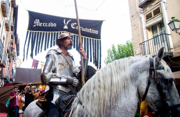 El Mercado Cervantino de Alcalá, que no medieval, ya está abierto al público