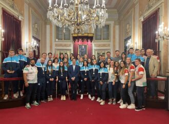 Deportistas del CD Iplacea y el Balonmano Playa, recibidos en el Ayuntamiento de Alcalá de Henares