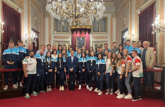Deportistas del CD Iplacea y el Balonmano Playa, recibidos en el Ayuntamiento de Alcalá de Henares
