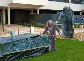 Halloween: una urbanización del barrio de El Olivar en Alcalá se transforma por completo en un pasaje del terror espectacular