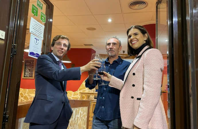 El alcalde de Madrid, Martínez-Almeida, visita Alcalá de Henares respaldando a la portavoz popular Judith Piquet