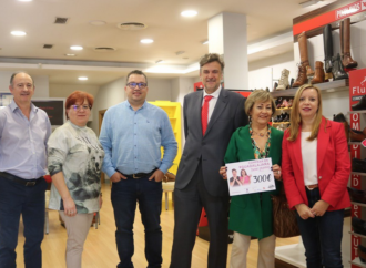 Entregados los premios a los comercios ganadores del concurso ‘Escaparates en rosa’ en Guadalajara
