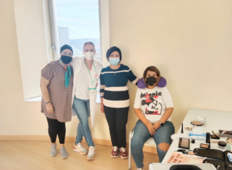 Talleres de maquillaje de ojos y cejas para pacientes oncológicas en el Hospital de Torrejón