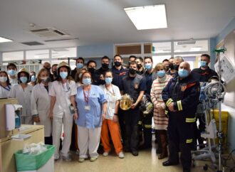 Los niños ingresados en el Hospital Príncipe de Asturias reciben la visita de los bomberos del Parque de Alcalá de Henares