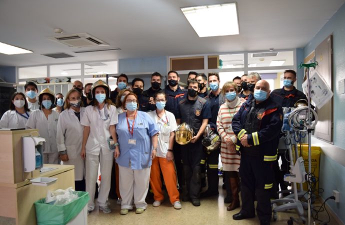 Los niños ingresados en el Hospital Príncipe de Asturias reciben la visita de los bomberos del Parque de Alcalá de Henares