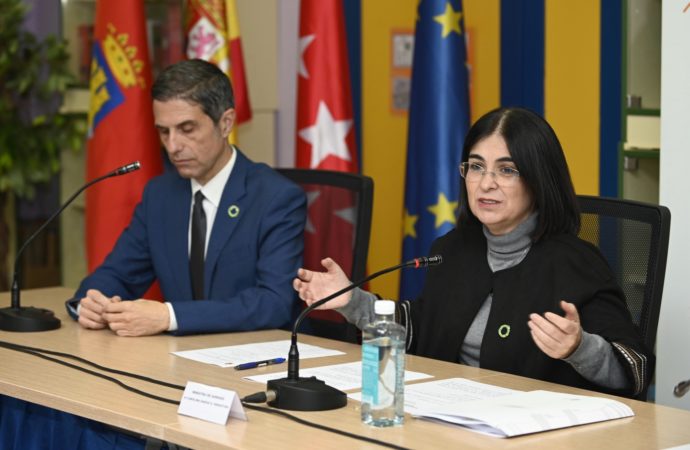 La ministra de Sanidad, Carolina Darias, y el Alto Comisionado contra la Pobreza Infantil, Ernesto Gasco, en Alcalá de Henares