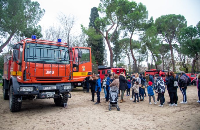 Gran exhibición de vehículos de la UME en el Parque O´Donnell de Alcalá