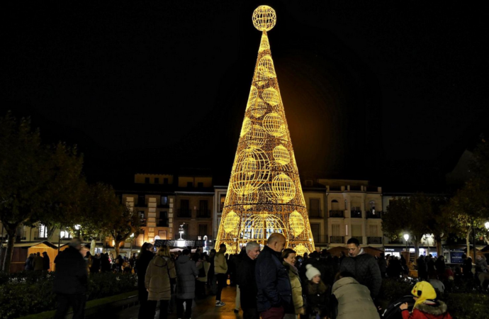 El árbol de la Lotería de Navidad ilumina ya la Plaza de Cervantes de Alcalá de Henares