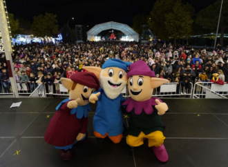 Los Guachis de Torrejón ofrecen varios pases de su espectáculo de baile y animación en el escenario de la Puerta Mágica