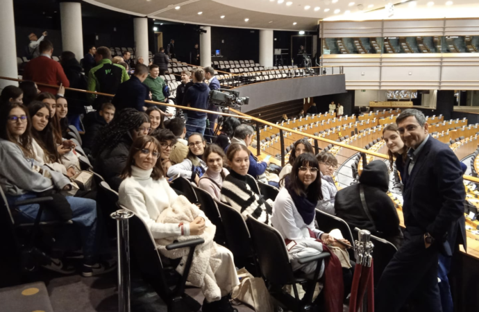 Alumnos del IES Isidra de Guzmán de Alcalá visitan el Parlamento Europeo