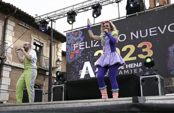Mucho ambiente en Alcalá con actuaciones y las pre uvas infantiles de Navidad previa a Nochevieja