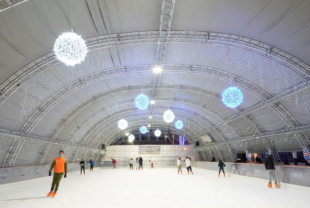 Así es la pista de patinaje de hielo de la Plaza de España de Torrejón