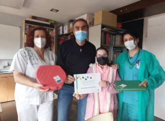 Entrega del premio a la autora del dibujo ganador en el concurso de tarjetas navideñas de la GAI de Guadalajara