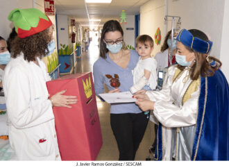 Un paje de los Reyes Magos visita por sorpresa el Hospital de Guadalajara