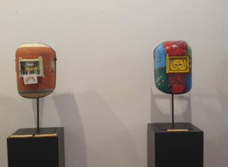 Curiosa exposición en Alcalá con caretas de soldar que se usaron como protección durante la pandemia