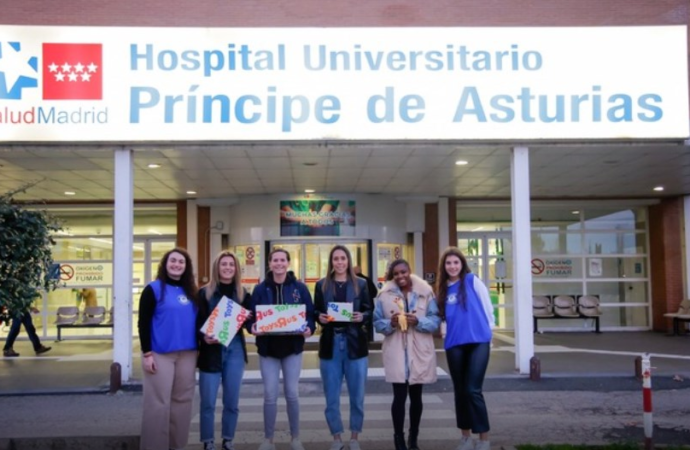 El Atleti Femenino repartió ilusión en el Hospital Príncipe de Asturias de Alcalá de Henares