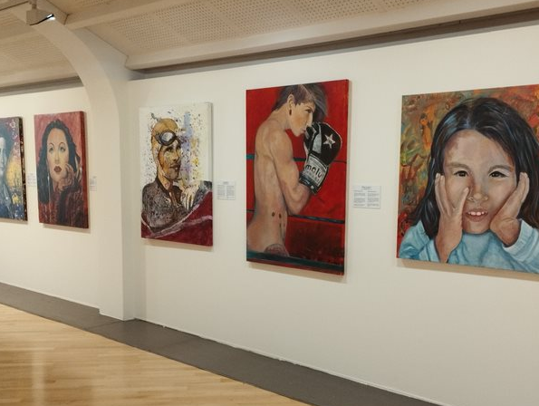 Exposición “Diálogos entre héroas”: 35 retratos de la artista Toñi Armenteros en Alcalá