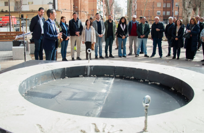 Homenaje en Alcalá a los que pusieron su granito de arena para levantar la Plaza del Barro