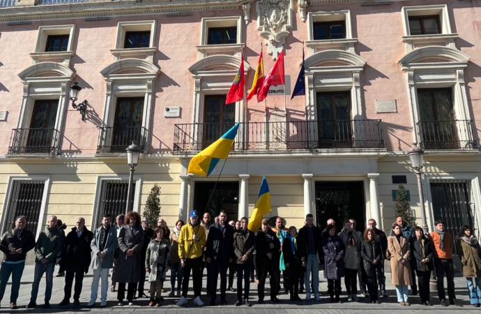Concentración en el Ayuntamiento de Alcalá en solidaridad con Ucrania al cumplirse un año de la guerra