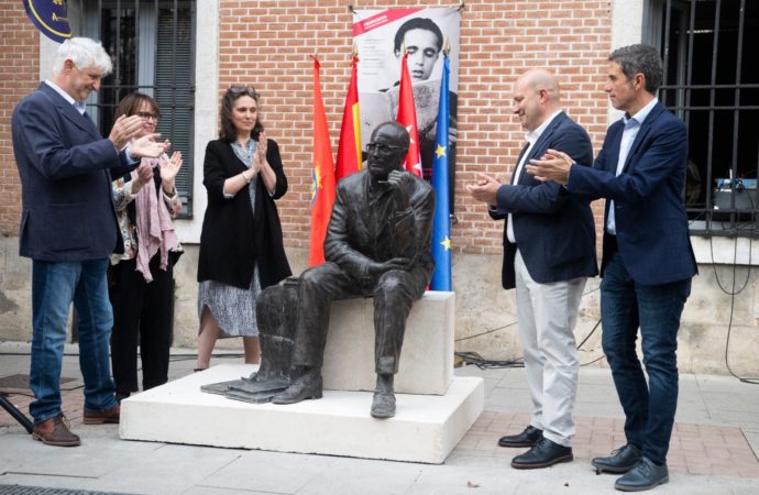 La escultura de bronce, homenaje a la memoria del ex alcalde de Alcalá, Arsenio Lope Huerta, ya luce en la Calle Libreros