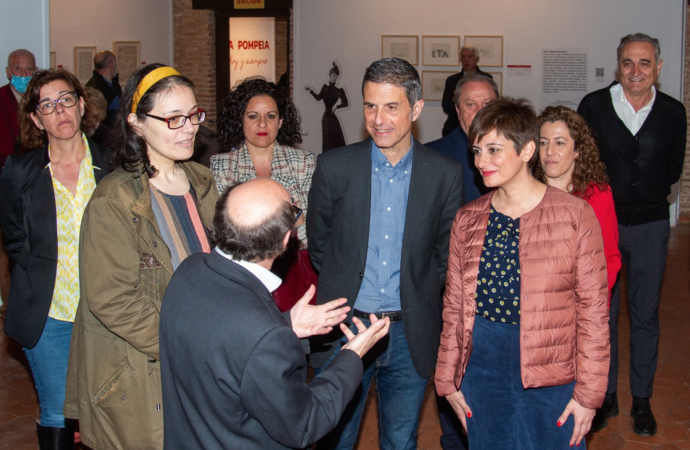 La ministra portavoz, Isabel Rodríguez, visita la exposición de Nuria Pompeia en Alcalá de Henares